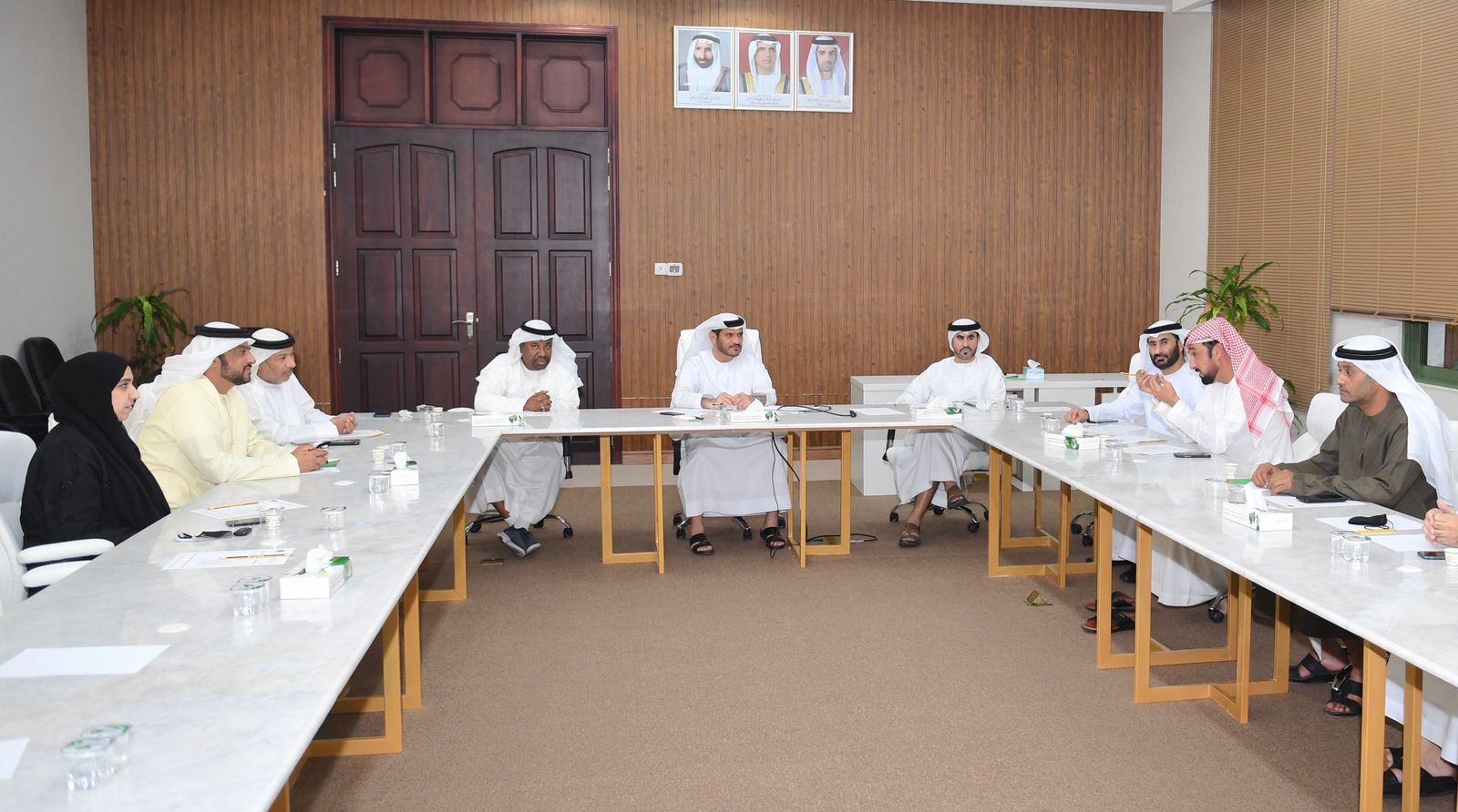 The Emirates Club and local businesses hold a meeting / Emirates